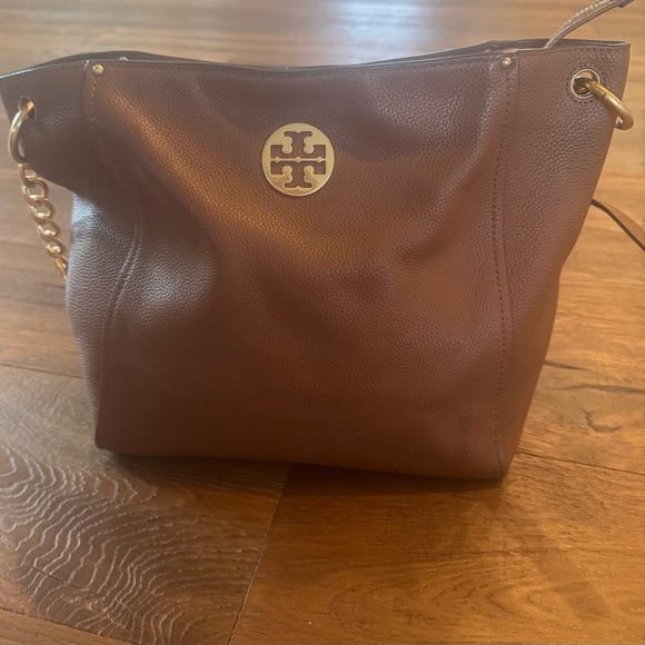 Tory Burch Tan Leather Shoulder Bag with Gold Accents - Picture 2 of 16